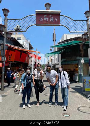 220523-N-ON904-1006 YOKOSUKA, Japon (23 mai 2022) -- marins des États-Unis La Marine et la Force d'autodéfense maritime du Japon explorent Kamakura dans un échange culturel pour la semaine de la flotte le défi des pattes de la Marine du Japon. Fleet week Japon célèbre le partenariat bilatéral entre les États-Unis et le Japon avec la nourriture, la forme physique et l'amitié. Banque D'Images