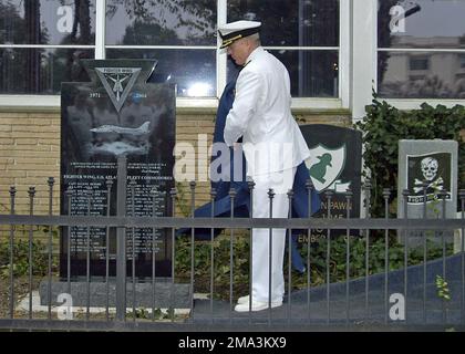 041001-N-3527B-001. [Complet] Légende de la scène: US Navy (USN) le capitaine (CAPT) William L. Kervahn, commandant (CO), Fighter Wing US Atlantic Fleet, dévoile une pierre tombale en mémoire de Fighter Wing Atlantic au club des officiers à bord de la Naval Air Station (NAS) Oceana, Virginie (va), après le déclassement de Fighter Wing Atlantic. Les pierres de tête sont traditionnellement placées devant le club, ce qui signifie le dernier lieu de repos des escadrons et des commandements d'aéronefs. Établi à l'origine en juillet 1971 sous le nom de Fighter Wing One, le commandement était responsable de la supervision des opérations de la Fig de la Marine Banque D'Images