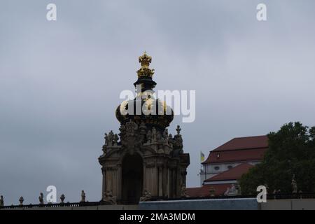 La couronne ornée de Kronentor par une journée nuageux dans la vieille ville de Dresde, en Allemagne Banque D'Images