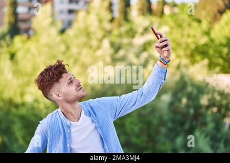 Jeune homme gay avec bracelet lgtb prenant un selfie. Concept de LGBT, relation et égalité des droits. Banque D'Images