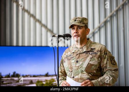 ÉTATS-UNIS Le lieutenant-colonel Emiliano Tellado, commandant du 1st Bataillon, 14th Régiment d'artillerie de campagne, 75th Brigade d'artillerie de campagne, présente les capacités d'un système de fusée d'artillerie de haute mobilité M142 lors d'un exercice d'infiltration rapide de HImars mené par les États-Unis Soldats de l'armée, affectés à Bravo Battery, 1st Bataillon, 14th Régiment d'artillerie de campagne, 75th Brigade d'artillerie; et U.S. Aviateurs de la Force aérienne, affectés à la 167th Escadre du transport aérien, Virginie occidentale, Garde nationale aérienne, dans le cadre du DÉFENSEUR-Europe 22 à Bornholm, Danemark, 24 mai 2022. DEFENDER-Europe 22 est une série d'États-Unis Armée Europe et Afrique multi Banque D'Images