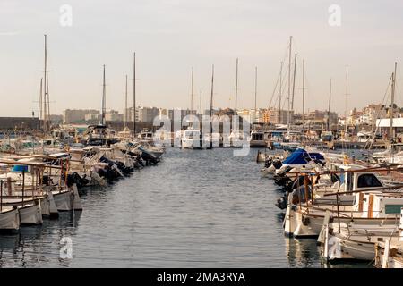 Petit port de pêche du village catalan de Blanes avec des bateaux garés l'un à côté de l'autre sous un ciel bleu d'été. Banque D'Images