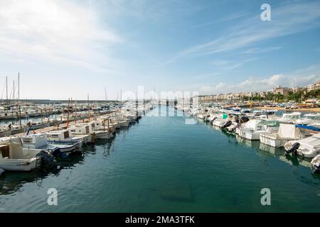 Petit port de pêche avec tous les bateaux de pêche garés et un beau ciel bleu du village de Blanes. Banque D'Images