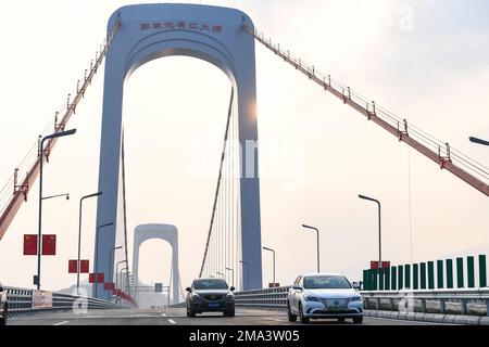 Chongqing. 18th janvier 2023. Des véhicules roulent sur le pont du fleuve Guojiatuo Yangtze dans le sud-ouest de la Chine à Chongqing, le 18 janvier 2023. D'une longueur totale de 1 403,8 mètres et d'une portée principale de 720 mètres, le pont du fleuve Guojiatuo Yangtze était ouvert à la circulation mercredi. Crédit : Wang Quanchao/Xinhua/Alay Live News Banque D'Images