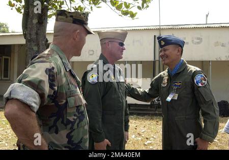 041028-M-3843C-055. [Complete] Scene Caption: US Marine corps (USMC), US Navy (USN), et Royal Thai Air Force (RTAF) réunions des responsables du commandement à l'école catholique St Mary's, à la base aérienne Royal Thai (RTAFB) Korat (Thaïlande), lors d'une visite effectuée dans le cadre du programme d'entraînement incrémental de la Thaïlande-Aviation (TITP-A) 2004. De gauche à droite : Sergent-major (SGM) O'Donnell de l'USMC, affecté au Groupe des aéronefs maritimes un deux (MAG-12); Commodore (CMDR) Dan Reardon (gauche), US Navy (USN), aumônier, Marine Aircraft Group One Two (MAG-12); et le commandant de la base de la Royal Thai Air Force base (RTA Banque D'Images