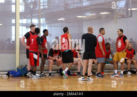Les soldats affectés au 1st Bataillon, 12th Infantry Regiment, 2nd Stryker Brigade combat Team, 4th Infantry Division se caucus pendant un moment de détente pendant le tournoi de basket-ball pendant la semaine Ivy au centre de conditionnement physique Ivy 24 mai 2022 à fort Carson, Colorado. Le fait d'être une équipe et de travailler ensemble permet aux soldats d'Ivy de faire preuve de respect les uns envers les autres dans des événements tels que le basket-ball. Banque D'Images