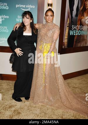 HOLLYWOOD, CA - JANVIER 18 : (G-D) Elaine Goldsmith-Thomas et Jennifer Lopez assistent à la première à Los Angeles de « Hot Gun Wedding » de Prime Video à TCL Banque D'Images