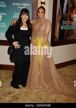 HOLLYWOOD, CA - JANVIER 18 : (G-D) Elaine Goldsmith Thomas et Jennifer Lopez assistent à la première à Los Angeles de « Hot Gun Wedding » de Prime Video à TCL Banque D'Images