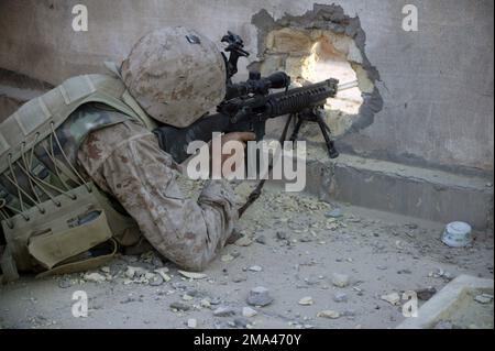 Le personnel DU corps DES Marines DES ÉTATS-UNIS (USMC), qui compte 1st Bataillon, 8th Marines, est à la recherche d'insurgés qui traversent les rues de Fallujah lors de l'opération Al Fajr, qui soutient l'opération LIBERTÉ IRAQUIENNE. Objet opération/série: LIBERTÉ IRAQUIENNE base: Falloujah État: Al Anbar pays: Irak (IRQ) Banque D'Images