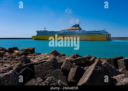 Le Mega Express Three, un ferry de Corse, quitte la partie Darsena du port de Livourne, Porto di Livourne. Banque D'Images