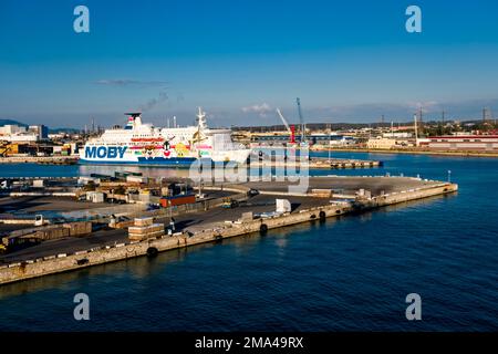 Un ferry de Moby Lines est ancré dans la partie Darsena du port de Livourne, Porto di Livourne. Banque D'Images