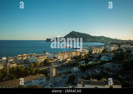 Vue panoramique sur le village d'Altea à Alicante à l'heure d'or de la journée, le coucher de soleil regardant la mer et la montagne. Banque D'Images
