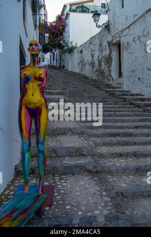 Sculpture une femme aux couleurs frappantes dans l'une des rues du petit village d'Altea sur la Costa Blanca grimpant au dôme méditerranéen Banque D'Images