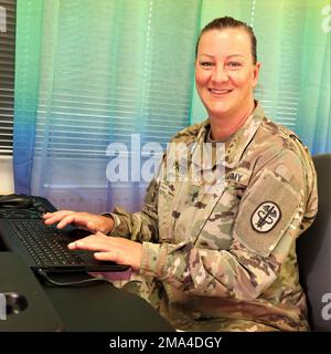 Classe Sgt.1st Michelle Paris, une médaillée de combat qui occupe actuellement le poste de conseillère en égalité des chances pour le Commandement régional de la santé de l’Armée de terre en Europe, se prépare au travail quand elle a entendu ce qui semblait être un choc bruyant devant la fenêtre de sa cuisine. En regardant par la fenêtre, elle a remarqué que deux voitures s'éparpitèrent autour de l'étroite route de campagne à deux voies en face de sa maison. Paris a immédiatement sauté en action et a couru vers la scène de l'accident dans son pyjama et ses chaussures de maison. Les années de formation et de déploiement de combats à Paris ont débuté et elle a commencé à apporter des premiers soins aux victimes Banque D'Images