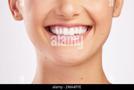 Votre sourire est trop beau pour se cacher. une femme attirante souriant sur fond de studio. Banque D'Images