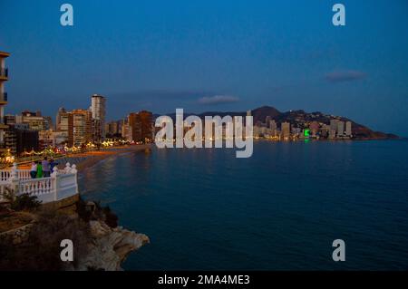 Vue panoramique sur la ville de Benidorm avec tous les feux sur la promenade et les hôtels quand la nuit commence. Banque D'Images