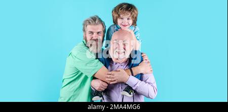 Fête des pères. Happy man concept de famille rire et s'amuser ensemble. Trois générations : grand-père père père et enfant fils ensemble. Multi-homme Banque D'Images