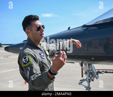 Mark Gonzalez, pilote d'entraînement du 47e Escadron étudiant de l'US Air Force 2nd Lt., guide un groupe d'étudiants du Brackett Junior High School autour d'un T-38 à la base aérienne de Laughlin, Texas, le 25 mai 2022. Les T-38 sont des chasseurs supersoniques twinjet utilisés par la base aérienne de Laughlin pour former les pilotes. T-38,enseignement,direction,pilote,pointage,tournée, Banque D'Images