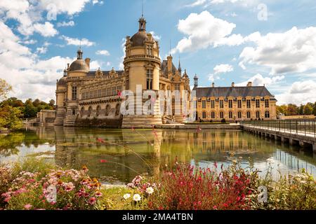 Château de Chantilly par une chaude journée d'été / Schloss Chantilly an einem warmen Sommertag Banque D'Images