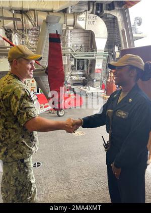 220524-N-N3764-2005 PONCE, Porto Rico - (24 mai 2022) – le capitaine Peter Ehlers, Commodore, Escadrille de Destroyer (DESRON) 40, rencontre le technicien en systèmes d'information 1st classe Eana Clopton lors d'une visite du navire de combat littoral Freedom-variant USS Billings (LCS 15), 24 mai 2022. Billings est déployé dans la zone d’opérations de la flotte américaine 4th afin d’appuyer la mission de la Force opérationnelle interagences conjointe Sud, qui comprend des missions de lutte contre le trafic de drogues illicites dans les Caraïbes et le Pacifique oriental. Banque D'Images