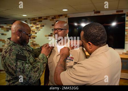 BLANC BEACH, Japon (24 mai 2022) Chef principal technicien en systèmes d'information Jamie Propst, affecté au commandant de la Force opérationnelle 76, Et le chef principal Maître-armes Jean Bissainthe, affecté au commandant du département de sécurité des activités de la flotte d'Okinawa (OAFC), PIN vient de promouvoir le chef principal Maître-armes Larry Thomas, également affecté au département de sécurité de l'OAFC, au cours de sa cérémonie de promotion tenue à bord de l'installation navale de White Beach de l'OAFC, à Okinawa, au Japon, au 24 mai 2022. L'OAFC maintient et exploite des installations pour soutenir les États-Unis Les ressources navales et aériennes de la Marine dans la région Indo-Pacifique. Banque D'Images