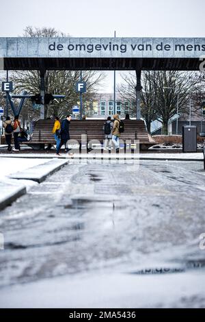 VENLO - les passagers de la gare routière de Venlo attendent en vain le bus. Des milliers de chauffeurs de bus, de conducteurs de train et de conducteurs de transport régional ont cessé de travailler après l'échec de la négociation collective. ANP ROB ENGELAR pays-bas sortie - belgique sortie Banque D'Images