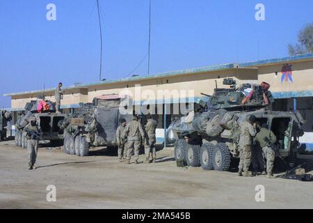 041216-M-2353F-002. LES Marines du corps DES Marines DES ÉTATS-UNIS (USMC) affectées au 1st Bataillon de reconnaissance des blindés légers (LABR), effectuent un inventaire des articles sur leurs véhicules blindés légers (LAV-25), après leur retour au Camp Owen, pour une rupture bien méritée et bien nécessaire des opérations, à Falloujah, en Irak, lors de l'opération LIBERTÉ IRAQUIENNE II Banque D'Images