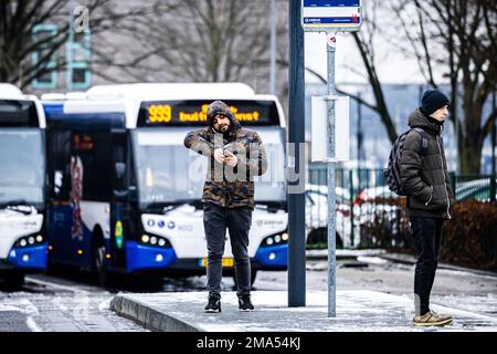 VENLO - les passagers de la gare routière de Venlo attendent en vain le bus. Des milliers de chauffeurs de bus, de conducteurs de train et de conducteurs de transport régional ont cessé de travailler après l'échec de la négociation collective. ANP ROB ENGELAR pays-bas sortie - belgique sortie Banque D'Images