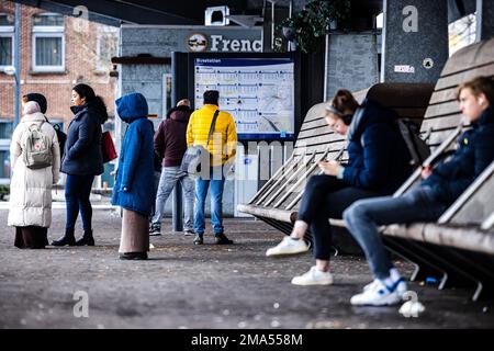 VENLO - les passagers de la gare routière de Venlo attendent en vain le bus. Des milliers de chauffeurs de bus, de conducteurs de train et de conducteurs de transport régional ont cessé de travailler après l'échec de la négociation collective. ANP ROB ENGELAR pays-bas sortie - belgique sortie Banque D'Images