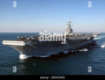 Vue de l'avant-port du porte-avions de la classe Nimitz de la Marine américaine (USN), USS HARRY S TRUMAN (CVN 75) en cours dans le golfe Persique, menant des opérations de sécurité maritime (MSO) à l'appui de la guerre mondiale contre le terrorisme (GWOT). (Image dupliquée, voir aussi 041230-N-4308O-137 ou DN-SD-06-14350). Vue de l'avant-port du porte-avions de la classe Nimitz de la Marine américaine (USN), USS HARRY S TRUMAN (CVN 75) en cours dans le golfe Persique, menant des opérations de sécurité maritime (MSO) à l'appui de la guerre mondiale contre le terrorisme (GWOT). (Image dupliquée, voir aussi 041230-N-4308O-137 ou DN-SD-06-14350) Banque D'Images