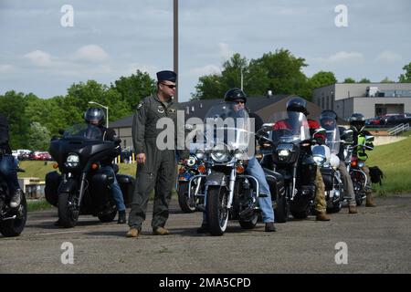 Pennsylvania Air National Guardsman Lt.Col. Shaun McRoberts, chef de la sécurité à l'aile de ravitaillement en carburant aérien 171st située près de Pittsburgh, Pennsylvanie, se prépare à commencer le cours de remise à niveau sur les fondations de sécurité des motocyclettes dans le cadre de la Journée de sensibilisation à la santé et à la sécurité du 24 mai 2022. Le 171st a accueilli l'événement, qui comprenait également des démonstrations et des informations d'exposants, un simulateur de formation d'extincteur, un simulateur de conduite distrait et des commentaires du général de brigade Pippy, commandant de la composante terrestre de la Garde nationale de Pennsylvanie et le chef adjoint des ingénieurs de la Garde nationale Affai Banque D'Images