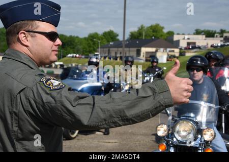 Pennsylvania Air National Guardsman Lt.Col. Shaun McRoberts, chef de la sécurité à l'aile de ravitaillement en carburant aérien 171st située près de Pittsburgh, Pennsylvanie, donne un pouce pour commencer le cours de remise à niveau de la base de sécurité des motocyclettes dans le cadre de la Journée de sensibilisation à la santé et à la sécurité du 24 mai 2022. Le 171st a accueilli l'événement, qui comprenait également des démonstrations et des informations des exposants, un simulateur de formation aux extincteurs, un simulateur de conduite distrait et des commentaires du général de brigade Pippy, commandant de la composante terrestre de la Garde nationale de Pennsylvanie et du chef adjoint des ingénieurs de la Gua nationale Banque D'Images