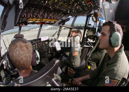 050108-F-1740G-003. [Complete] Légende de la scène : U.S. MAJ de la Force aérienne. Brian Geronime (siège gauche), CAPT. Jason Fodor (siège droit), les pilotes de fret C-130 Hercules, ainsi que LE PERSONNEL SGT. Michael Whipple, mécanicien de bord (à droite), et 1st LT. Matthew Campbell (debout), taxi de Phuket (Thaïlande), le 8 janvier 2005, après avoir transporté une équipe d'évaluation technique en duo avec Operation Unified assistance. L'équipage est du 36th Airlift Squadron, base aérienne de Yokota, Japon. Plus de 18 000 militaires américains fournissent une aide humanitaire en Asie du Sud-Ouest après une terre de magnitude 9,0 Banque D'Images