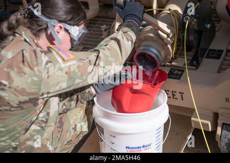 Le Sgt Katherine Gross, membre de la Garde nationale du Michigan, effectue une procédure de rinçage et de recyclage des conduites de carburant sur un module de porte-réservoir au quartier général de la Force interarmées, à Lansing, au Michigan (25 mai 2022). Les équipes de film de TACOM ont documenté le processus, qui sera mis en place dans toute l'Armée de terre pour fournir des conseils pour valider cette réparation. Banque D'Images