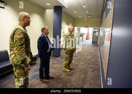 Le colonel Sébastien P. Joly, commandant du Centre Huntsville, et Albert Chip Marin III, directeur des activités et des programmes du Centre Huntsville, discutent du professionnalisme du personnel du HNC avec le lieutenant-général Richard Heitkamp, commandant adjoint de l'USACE, tout en regardant le conseil de certification qui présente les employés possédant des certifications spécialisées. (Photo de Kristen Bergeson) Banque D'Images