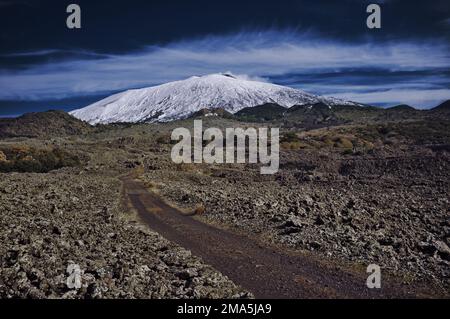 Paysage italien de l'Etna dans le parc national en Sicile, chemin pittoresque traverse les rochers du volcan, Italie Banque D'Images