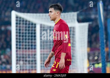 Paulo Dybala d'AS Roma regarde pendant la série Un match entre Roma et Fiorentina au Stadio Olimpico, Rome, Italie, le 15 janvier 2023. Banque D'Images