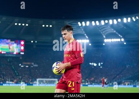 Paulo Dybala d'AS Roma regarde pendant la série Un match entre Roma et Fiorentina au Stadio Olimpico, Rome, Italie, le 15 janvier 2023. Banque D'Images