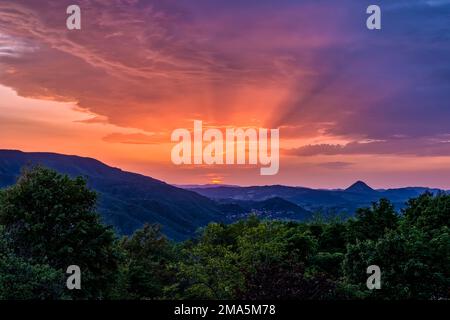 Coucher de soleil rouge sur les montagnes et les collines des Apennines, vue de Futa Pass, Passo della Futa. Banque D'Images