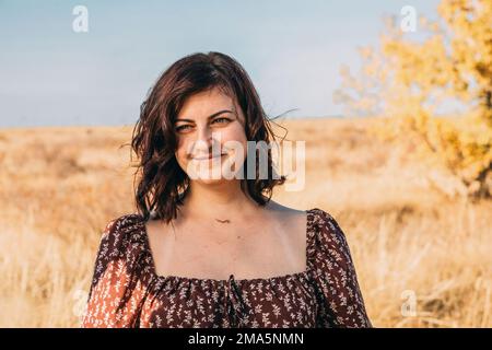 Portrait d'une belle femme de 30 ans souriant dans le parc Banque D'Images