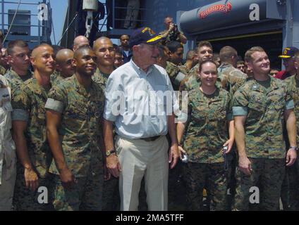 050220-N-5067K-050. [Complete] Scene Caption: L'ancien président américain George H. W. Bush flanqué par les Marines du corps des Marines des États-Unis (USMC) tout en posant pour une photo à bord de la Marine américaine (USN) Whidbey Island Class Amphiobie Dock Landing navire USS FORT MCHENRY (LSD 43). Les marins de l'USN et les Marines de l'USMC ont accueilli les anciens présidents américains William J. Clinton et George H. W. Bush lorsqu'ils ont visité divers espaces à bord du navire et reçu des exposés opérationnels sur chaque section participant aux efforts de secours humanitaire à Banda Aceh, sur l'île de Sumatra, en Indonésie. FORT MCHENRY opère actuellement au large de la côte d'Indo Banque D'Images
