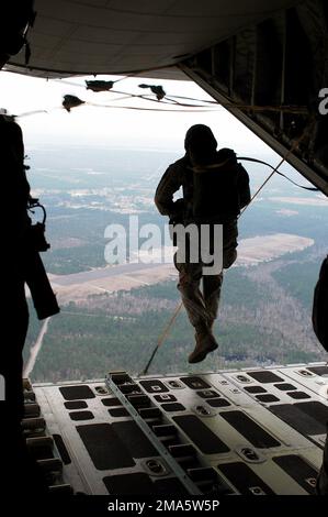 Un parachutiste du corps des Marines des États-Unis (USMC) du peloton de livraison d'air 2nd, du Groupe de soutien du service de la Force 2nd (FSSG), Sauts de la porte de chargement arrière d'un avion KC-130J Hercules, piloté par l'escadron de transport de ravitaillement aérien Marine deux cinq deux (VMGR-252) lors d'un exercice d'entraînement conçu pour simuler un réapprovisionnement aérien de troupes à une unité déployée à l'avant, à la Station aérienne Marine corps (MCAS), à Cherry point, en Caroline du Nord (NC). Base : MCAS, Cherry point État : Caroline du Nord (NC) pays : États-Unis d'Amérique (USA) Banque D'Images