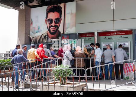Les Libanais font la queue devant les guichets automatiques d'une banque à Zahlé, Liban, en avril 2022 Banque D'Images
