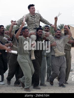 Les diplômés de l'Académie de la patrouille frontalière iraquienne mettent le caporal (CPL) du corps des Marines des États-Unis (USMC) Horton, un instructeur de leur classe, sur leurs épaules pour célébrer la cérémonie de remise des diplômes du cours durant l'opération LIBERTÉ EN IRAK. L'Académie iraquienne de patrouille frontalière, dirigée à Al Asad (Iraq), a enseigné par des instructeurs travaillant avec la Force expéditionnaire maritime de l'USMC II (II MEF). Base: Al Asad État: Al Anbar pays: Irak (IRQ) Banque D'Images