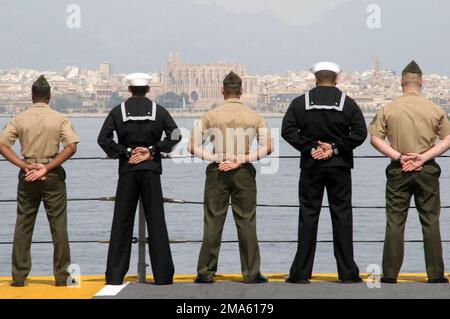 MARINES (USMC) et marins de la Marine américaine (UNS) affectés à l'unité expéditionnaire maritime 26th (MEUSOC) MAN les rails de la classe Wasp de l'USN, navire d'assaut amphibie, USS KEARSARGE (LHD 3) alors que le navire arrive au port de Palma, Espagne. Base: USS Kearsarge (LHD 3) État: Palma pays: Espagne (ESP) Banque D'Images