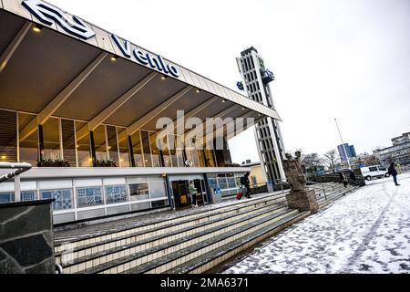 VENLO - les passagers de la gare de Venlo attendent en vain le train. Des milliers de chauffeurs de bus, de conducteurs de train et de conducteurs de transport régional ont cessé de travailler après l'échec de la négociation collective. ANP ROB ENGELAR pays-bas sortie - belgique sortie Banque D'Images