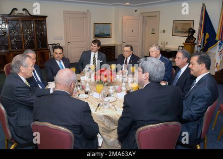 050511-D-9880W-115. [Complete] Scene Caption: US Secretary of Defense (SECDEF) l'honorable Donald H. Rumsfeld (à gauche) organise un petit-déjeuner de travail au Pentagone pour six présidents d'Amérique centrale en visite et quelques-uns de ses conseillers principaux. Dans le sens des aiguilles d'une montre, Rumsfeld se trouve le Président Ricardo Maduro du Honduras; le Président Elias Antonio Saca d'El Salvador; le Secrétaire adjoint adjoint adjoint à la Défense pour les Affaires de l'hémisphère occidental Ricardo Pardo-Maurer; le Président Abel Pacheco du Costa Rica; FORCE AÉRIENNE DES ÉTATS-UNIS (USAF) général (GEN) Richard B. Myers, Président des chefs d'ÉTAT-MAJOR interarmées (CJCS); Pres Banque D'Images