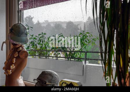 Fenêtre avec gouttes de pluie, Bavière, Allemagne Banque D'Images