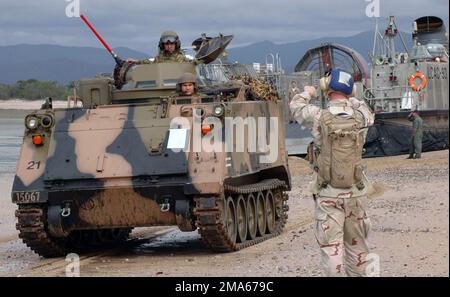 050619-N-3455P-007. [Complete] Scene Caption: Un capitaine de plage de la marine américaine (USN), l'unité d'embarcation d'assaut 5 (ACU-5), la base de corps de marine (MCB) Camp Pendleton, Californie (CA), embarqué à bord du navire d'assaut amphibie USS BOXER de la classe Wasp (LHD 4) de l'USN, dirige un transporteur personnel blindé australien M113 (APC) à bord d'un navire d'atterrissage de l'USN, Coussin d'air (LCAC) à Sabina point pendant l'exercice TALISMAN SABRE 2005. TALISMAN SABRE est un exercice parrainé conjointement par le US Pacific Command (USPACOM) et le Australian Defence Force joint Operations Command, et conçu pour former le personnel du US 7th Fleet Commander et Aust Banque D'Images