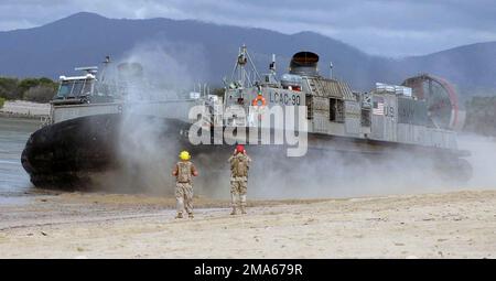 050619-N-3455P-008. [Complete] Scene Caption: Two US Navy (USN) Beachmasters, Assault Craft Unit 5 (ACU-5), Marine corps base (MCB) Camp Pendleton, Californie (CA), embarqué à bord de l'USS BOXER (LHD 4), navire d'assaut amphibie de la classe USN Wasp, montre comme un USN Landing Craft, Le véhicule à coussin d'air (LCAC) part après avoir déposé des soldats de l'armée australienne à Sabina point pendant l'exercice TALISMAN SABRE 2005. TALISMAN SABRE est un exercice parrainé conjointement par le US Pacific Command (USPACOM) et le Australian Defence Force joint Operations Command, et conçu pour former le personnel du US 7th Fleet Commander Banque D'Images